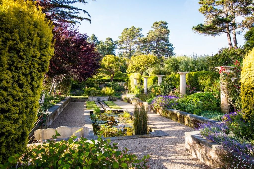 @gardendesignmag: The long sunken garden with gravel paths sits 4 feet below the house. It’s prote…