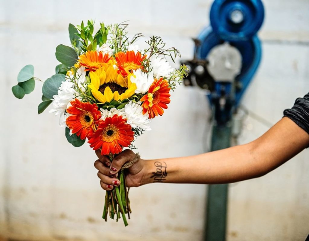 @gardendesignmag: How about a lovely flower bouquet to brighten your day?
This arrangement include…