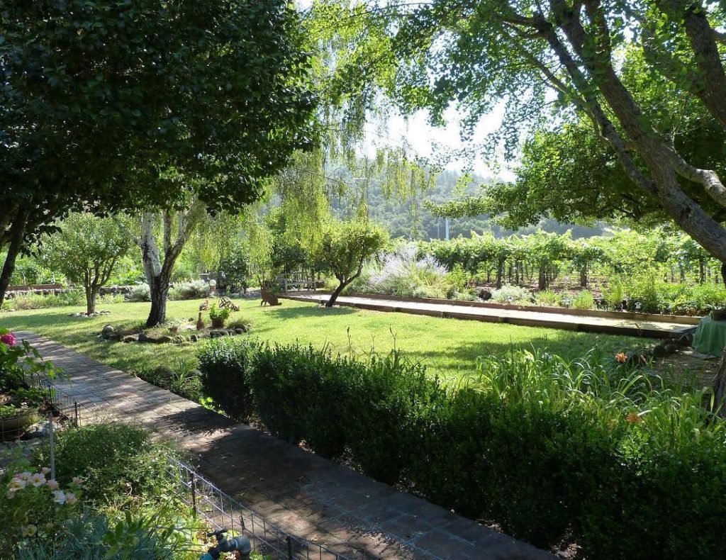 @gardendesignmag: This historically rooted property in Napa Valley features an old-vine Zinfandel …