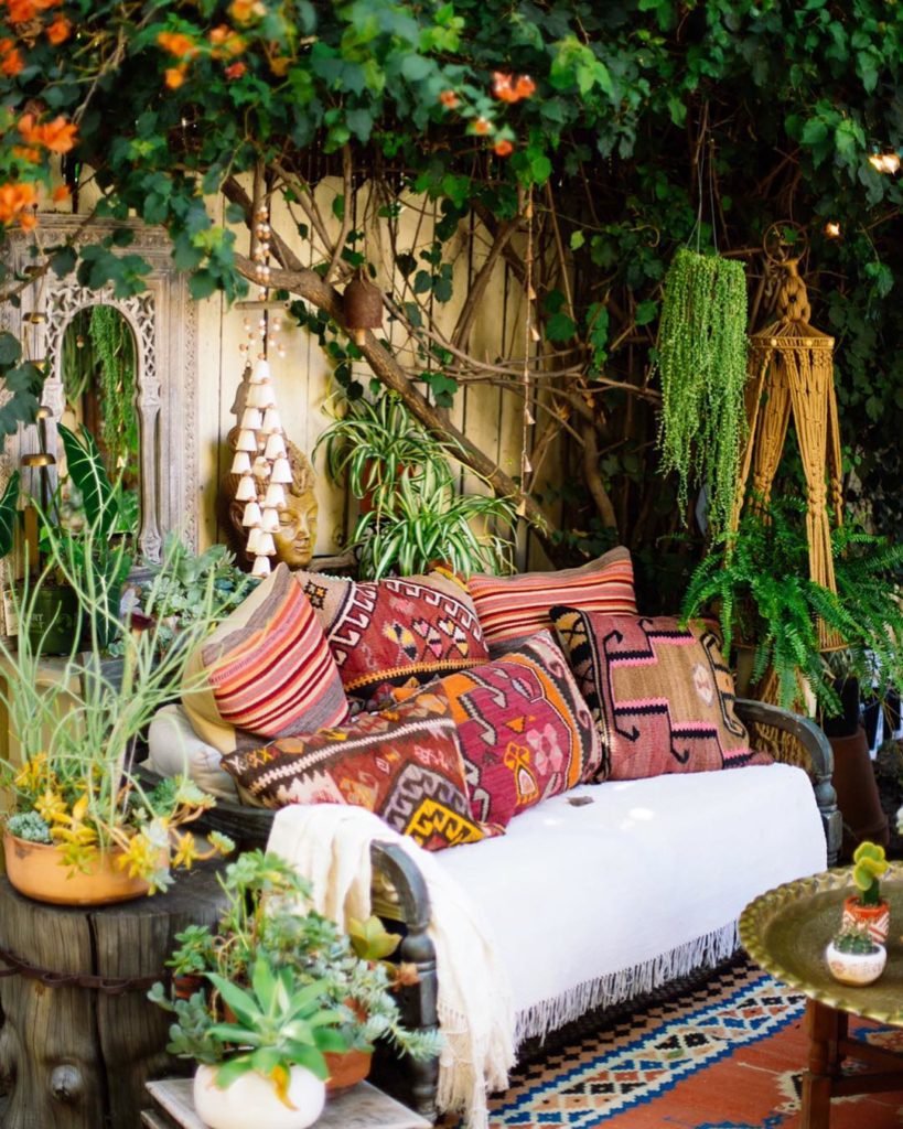 Who’s ready for an outdoor living room situation?  Photo by @dabito of @meneses7...