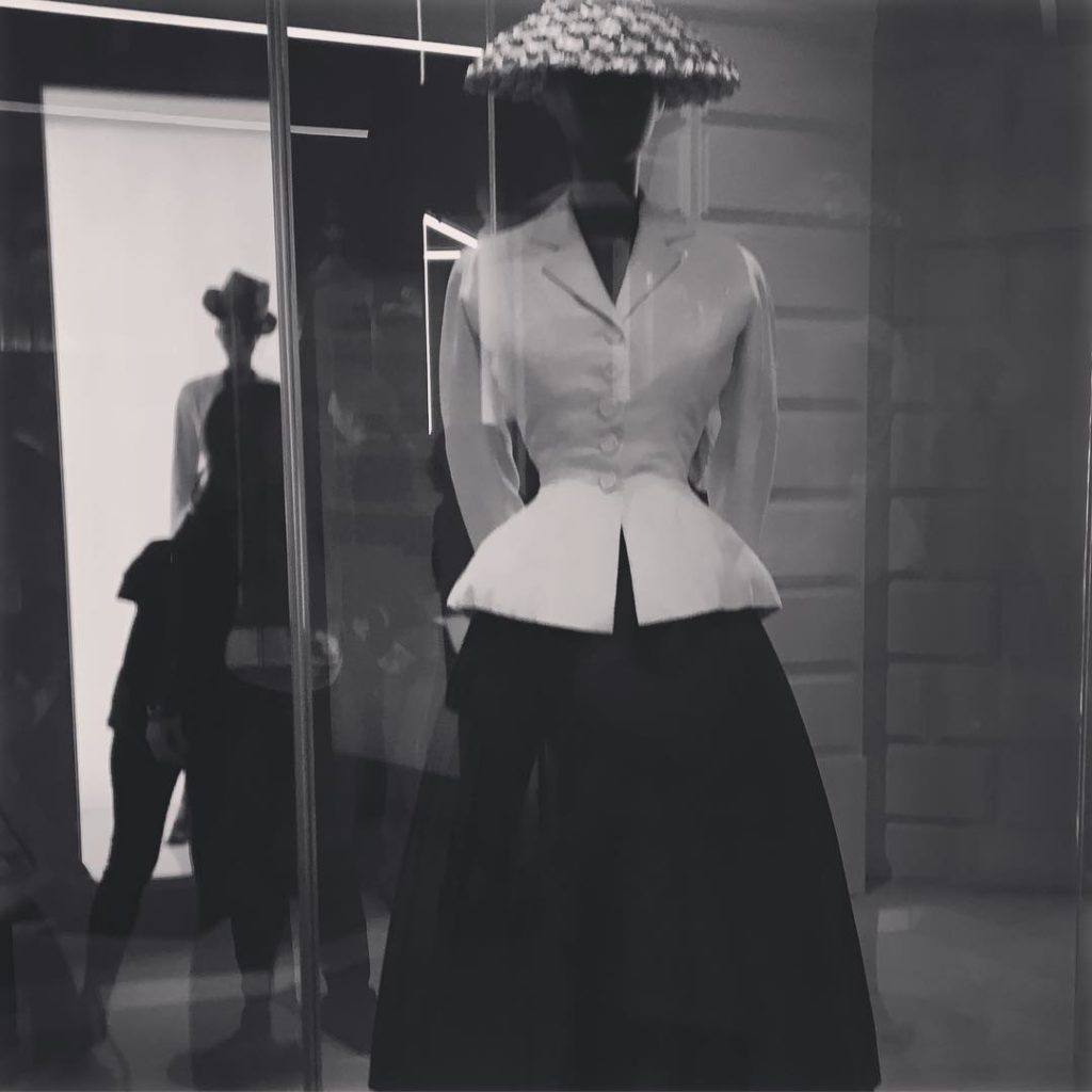 @vamuseum #diorexhibition @dior #designerofdreams #barsuit...