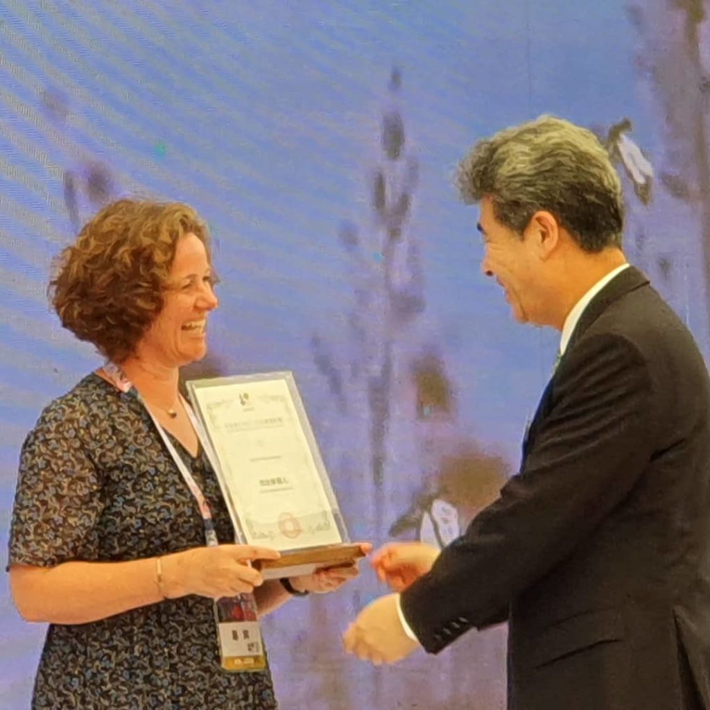 @helenbasson receives the Outstanding exhibitor award for Urbana Silvam #shenzen...