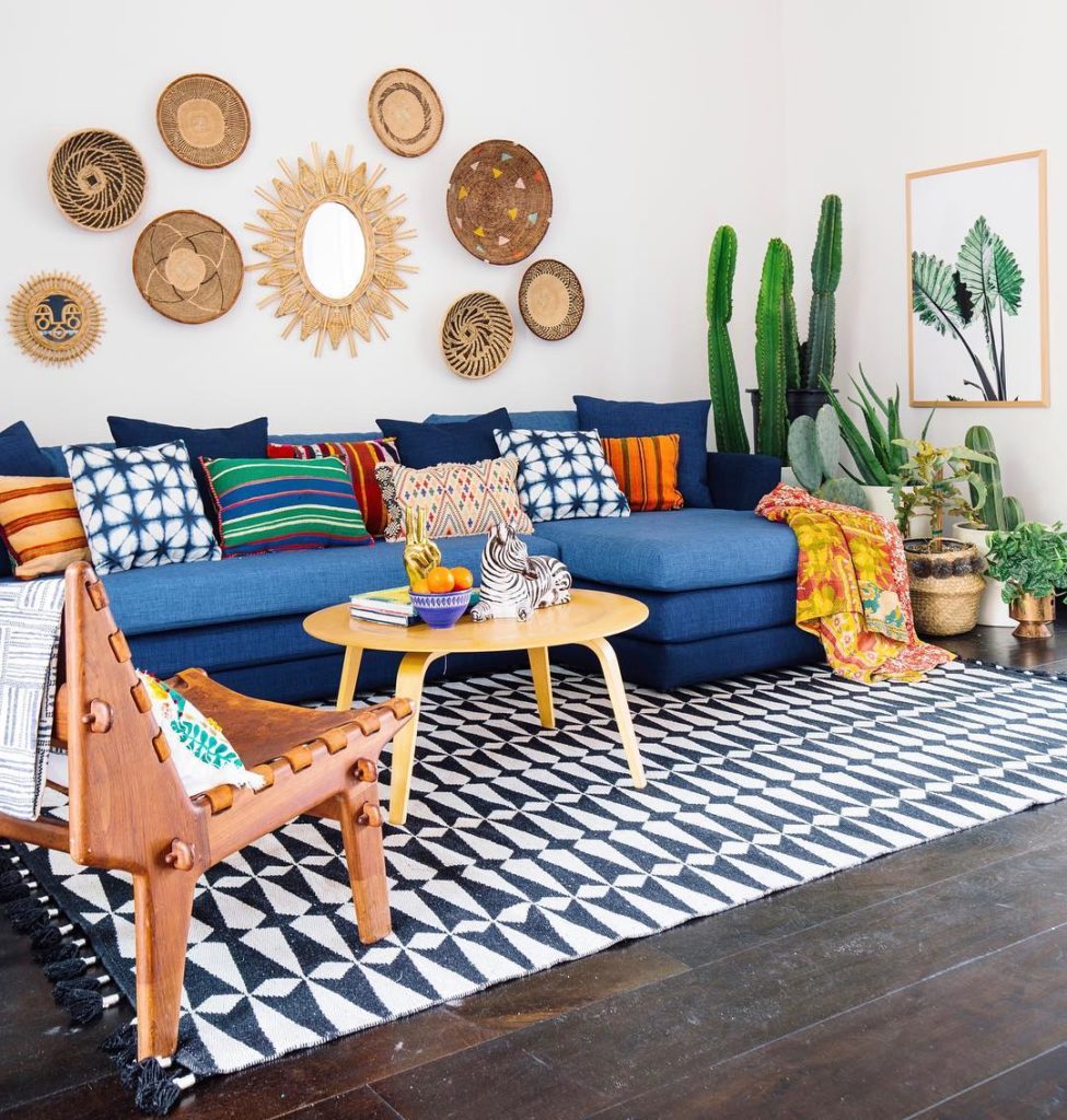 Spice up your walls with a mix of baskets + mirrors! #jungalow...