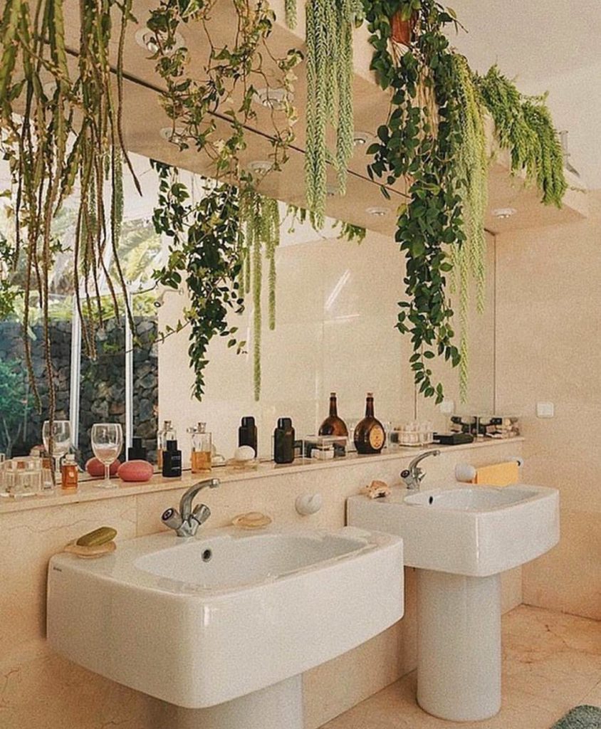 A bathroom vibe we can get behind. (Image via @warymeyers )...