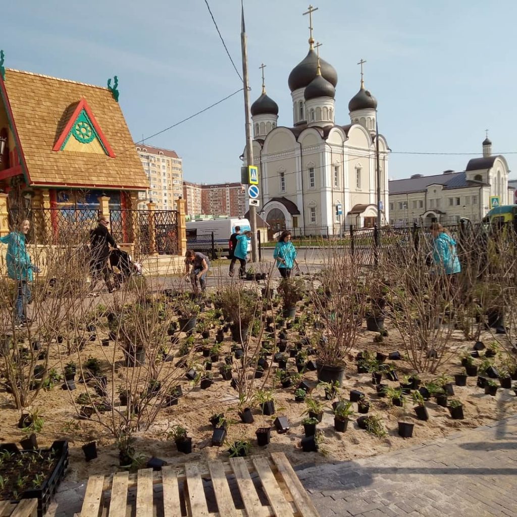 And they are still Planting #Kosino_jam_2019 #Moscow sand, atone, paths all goin...