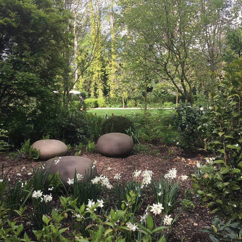 #woodland #garden #decorative #boulders #gardendesign #earlysummer #surrey #char...