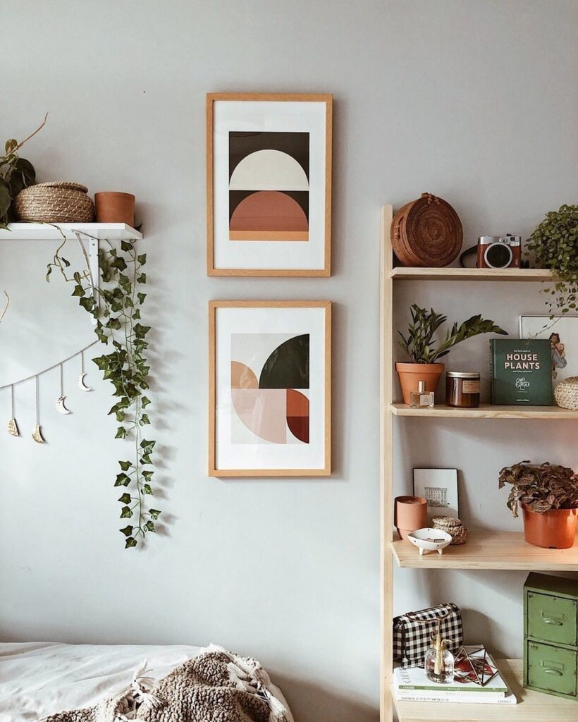 You know we love a good #shelfie. Bedroom inspo via @jnaydaily...