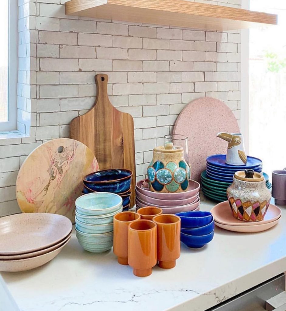 Because colorful dish-ware can make your whole kitchen! We love this collection ...