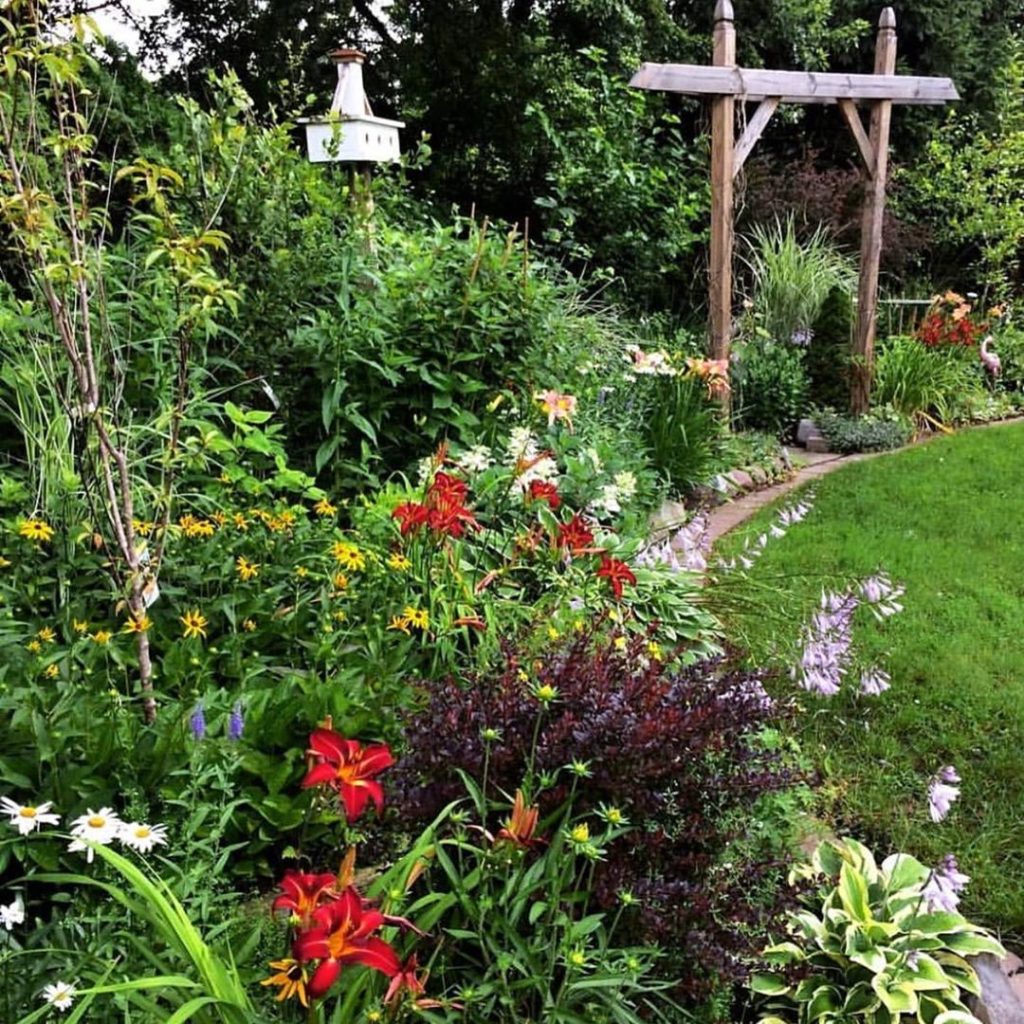 @athomewithdeidre invited us to take a walk through her New York garden, care to...