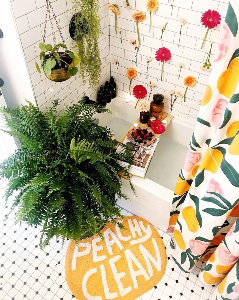 Cannot stop staring at this bathroom situation. Design by @thekwendyhome....