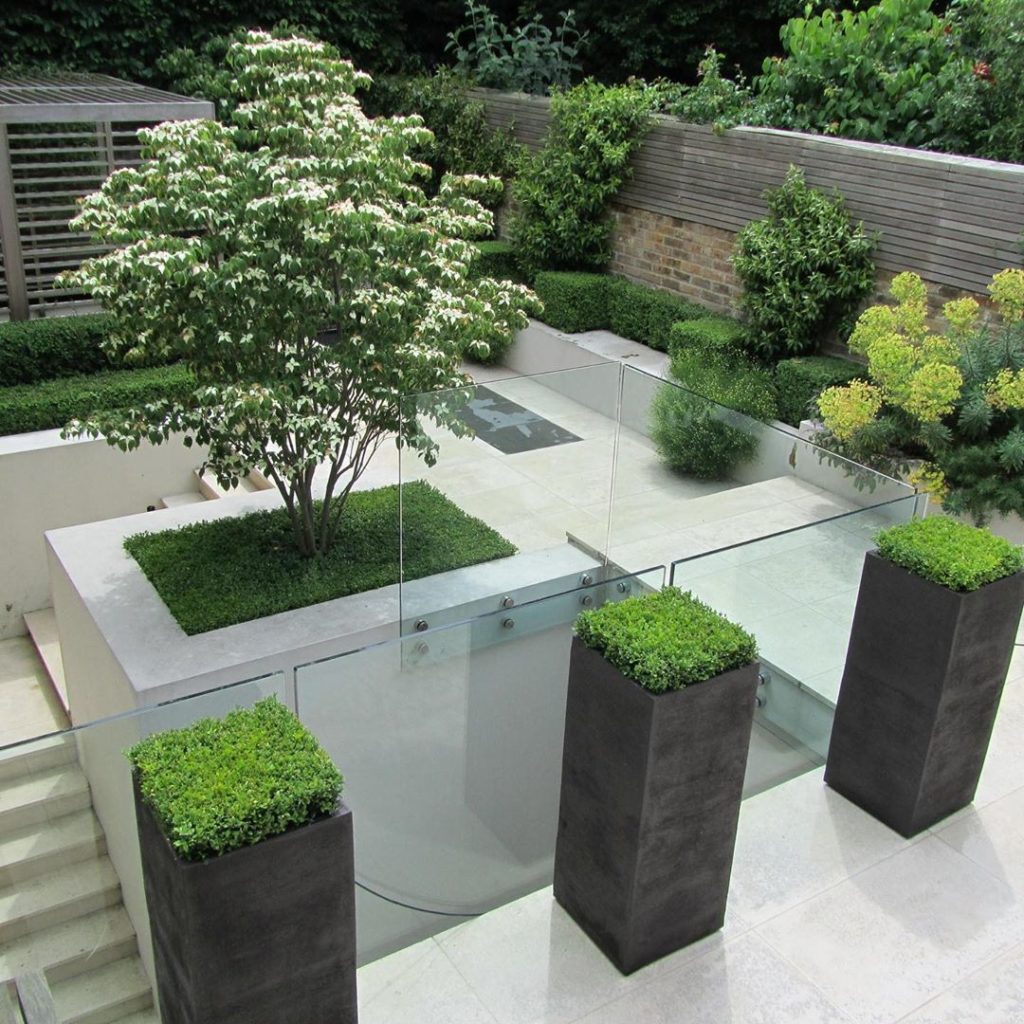 #city #garden #outdoorliving #paredback #contemporary #gardendesign #designisint...