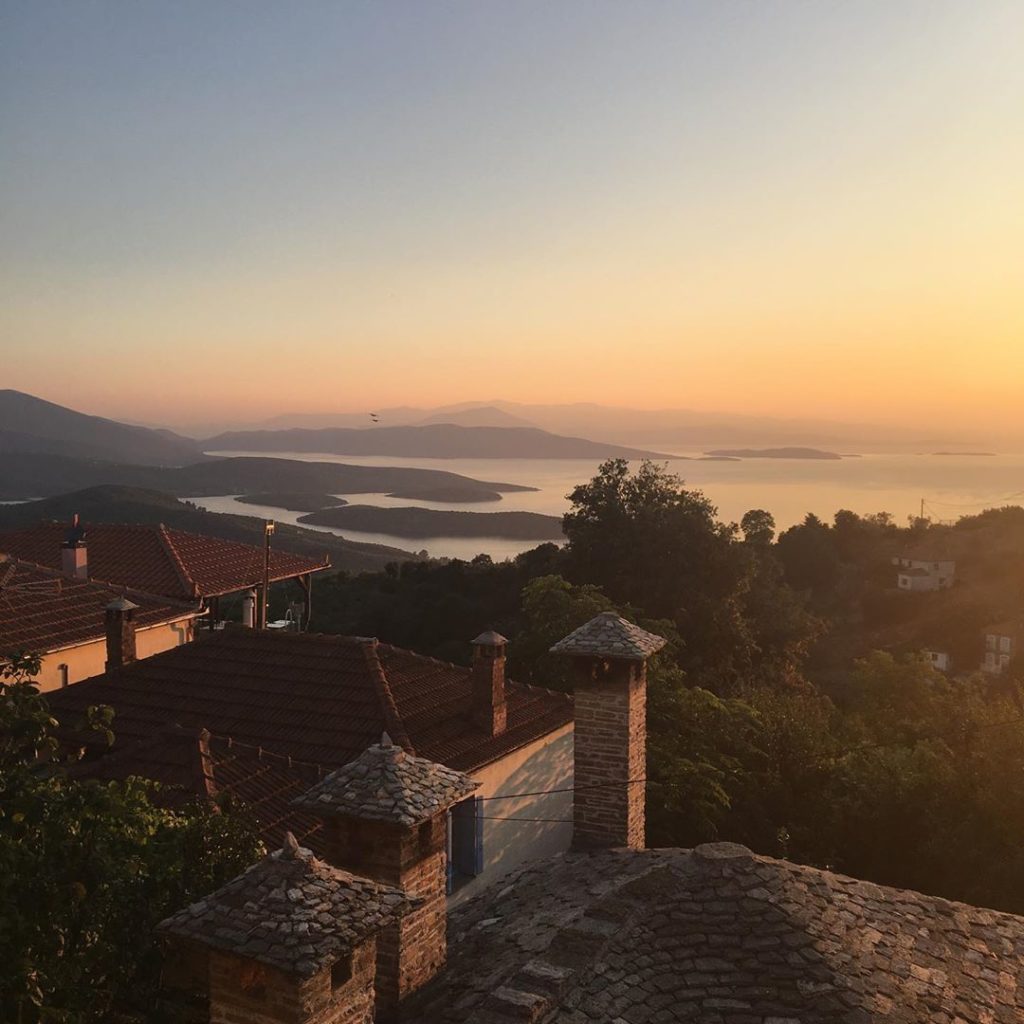 And the #thirdevening on our #greekholiday #lookingevenbetter #sunset over #roof...