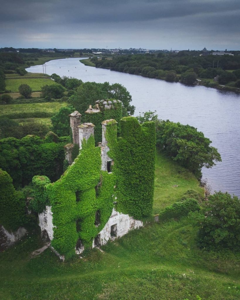 A place we really want to visit: Menlo Castle in Galway, Ireland. Incredible pho...