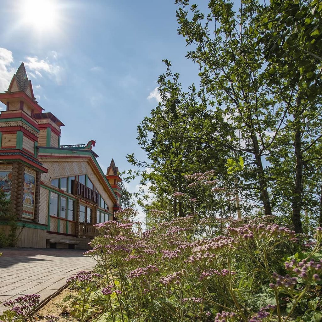 Thrilled to see this Fairytale park comming into it's own #flowerjam Moscow...