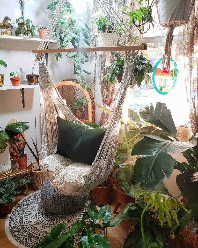 Cozy to the max.  Plant utopia via @my_tiny_jungalow...