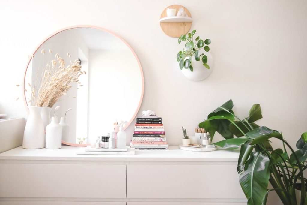 Books, plants, and everything that makes up the perfect room.  Inspo by @veggiek...
