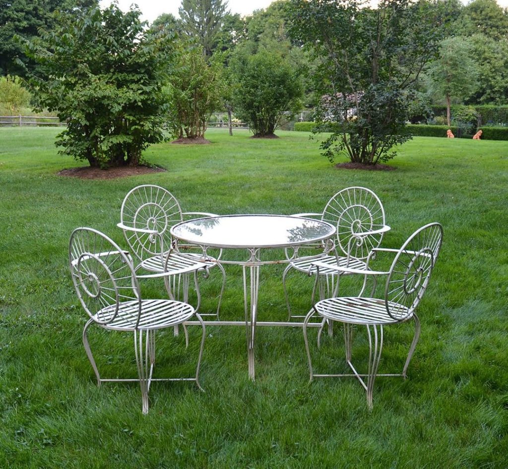 Nice place to enjoy a chat, come and have a seat!
.
This wrought-iron dining set...