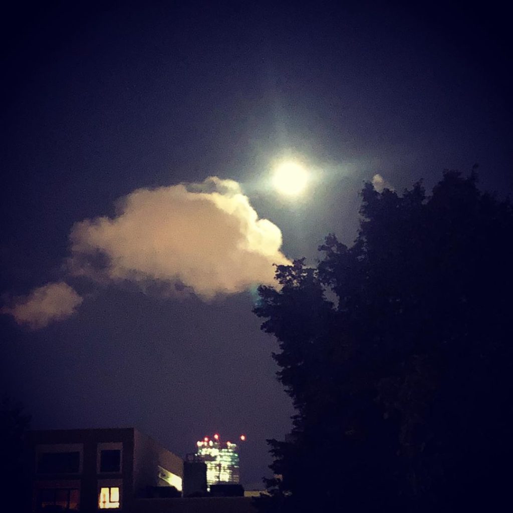 Magritte sky, London #nearlyfull #soobright #andbeutiful #fluffyclouds #london...