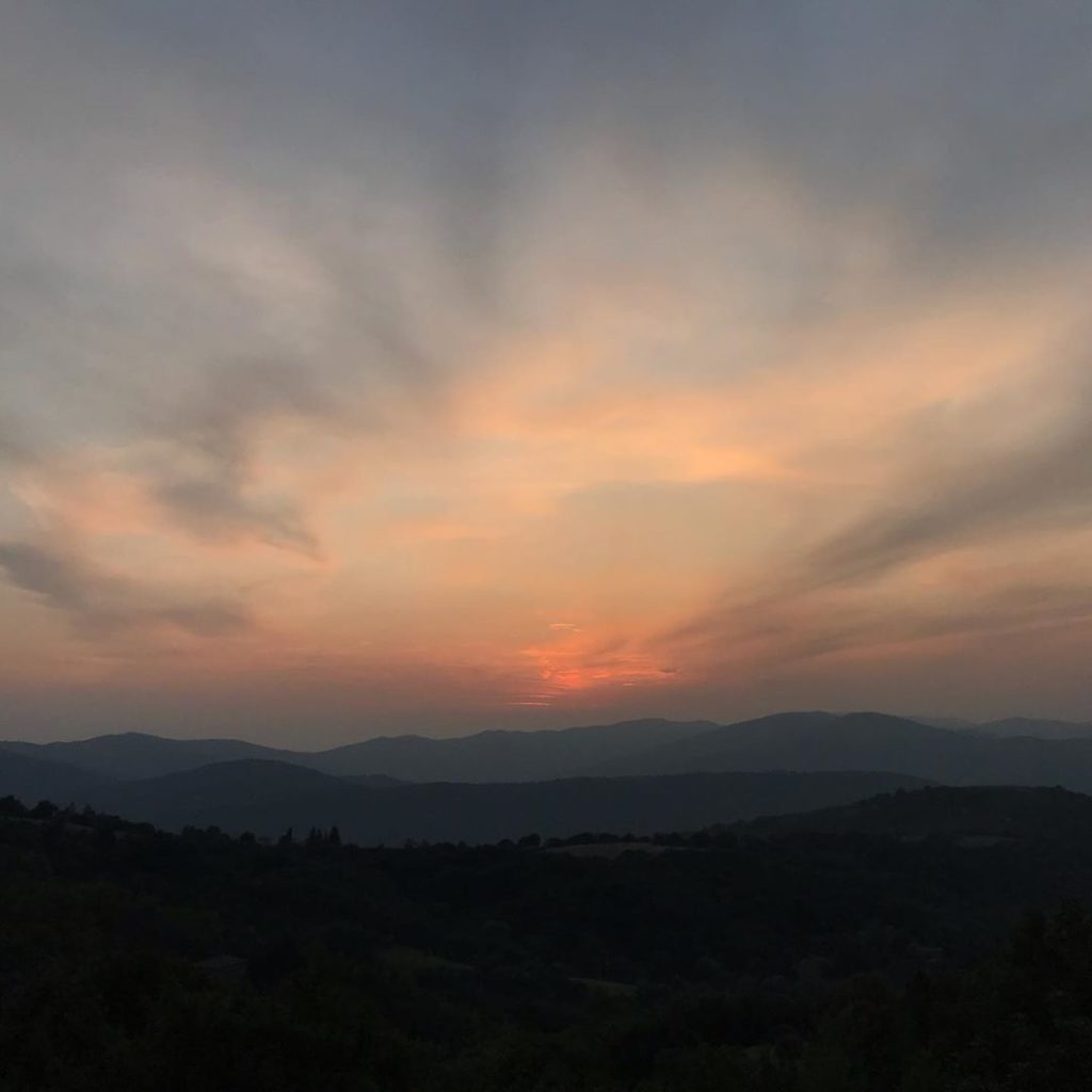 Last hurrah... one last sunset @lacasellaumbria #hometime #backtowork #endofsumm...