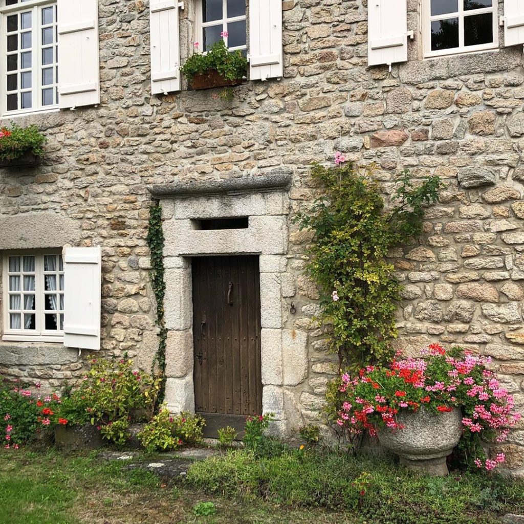 Details, details. One blooming rose, a thatch fence, an attractive doorway .
#fr...