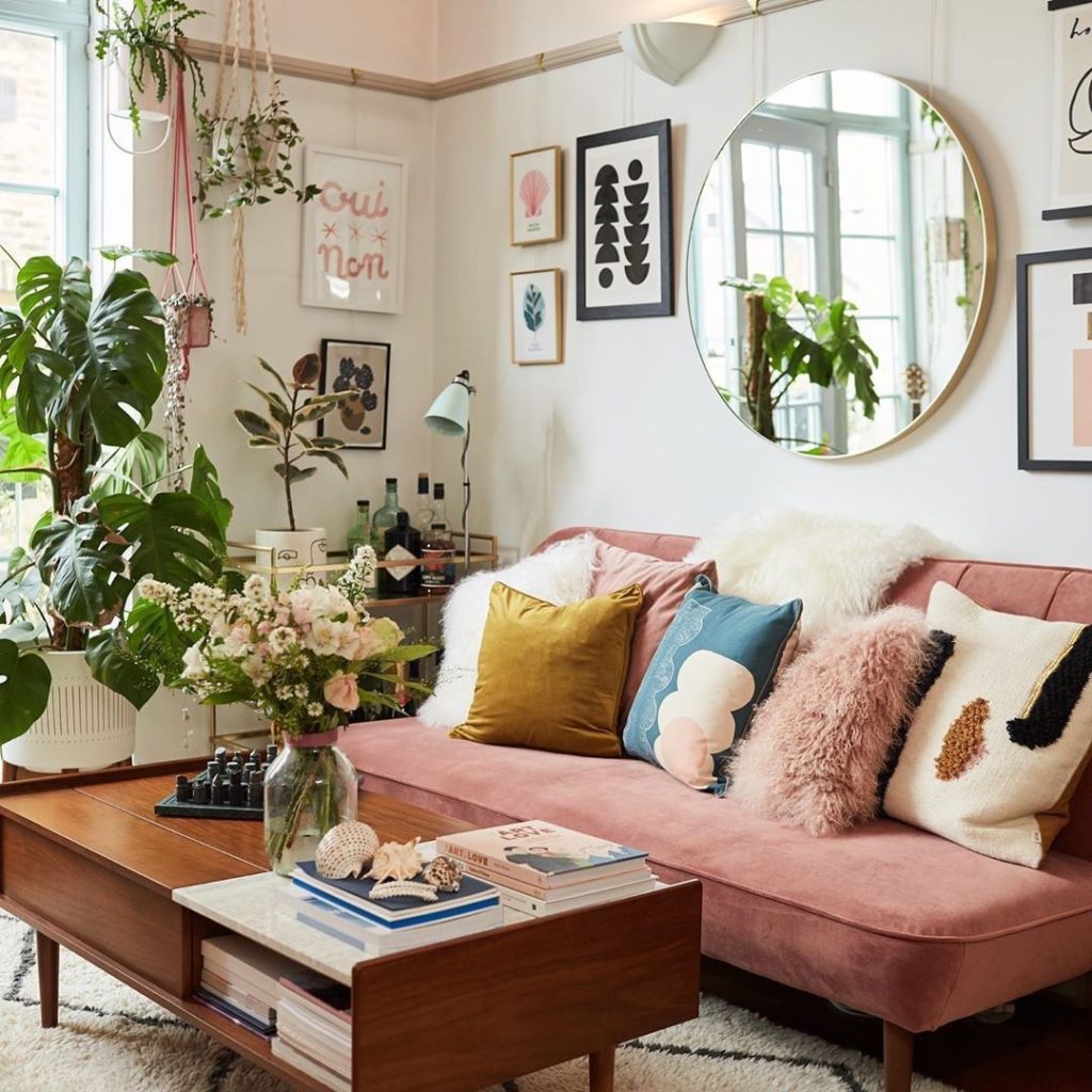 Pink + plants= the best living room combo. Inspo via @heartzeena...