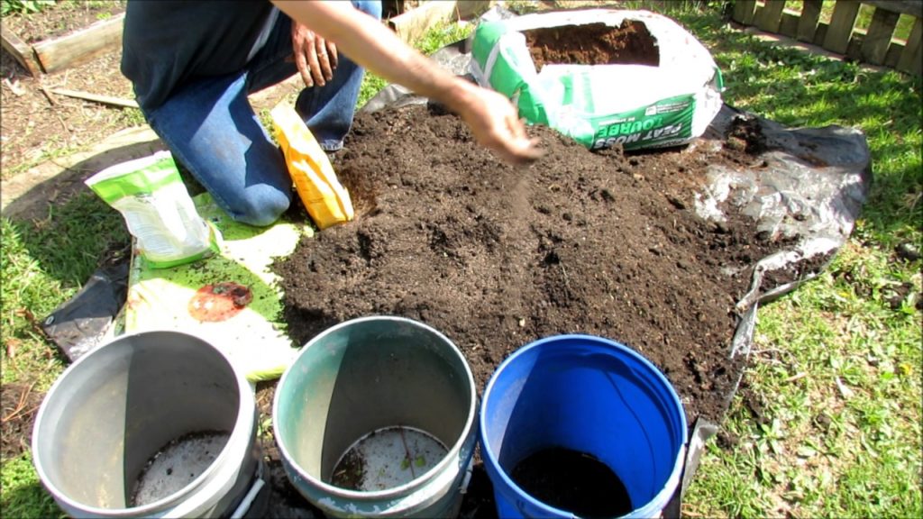 Quick & Easy  Way to Amend Last Year's  Container Garden Soil: Weed, Dump, Mix, Feed