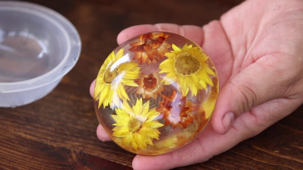Making Paperweights with Dried Blooms (Fast Version)