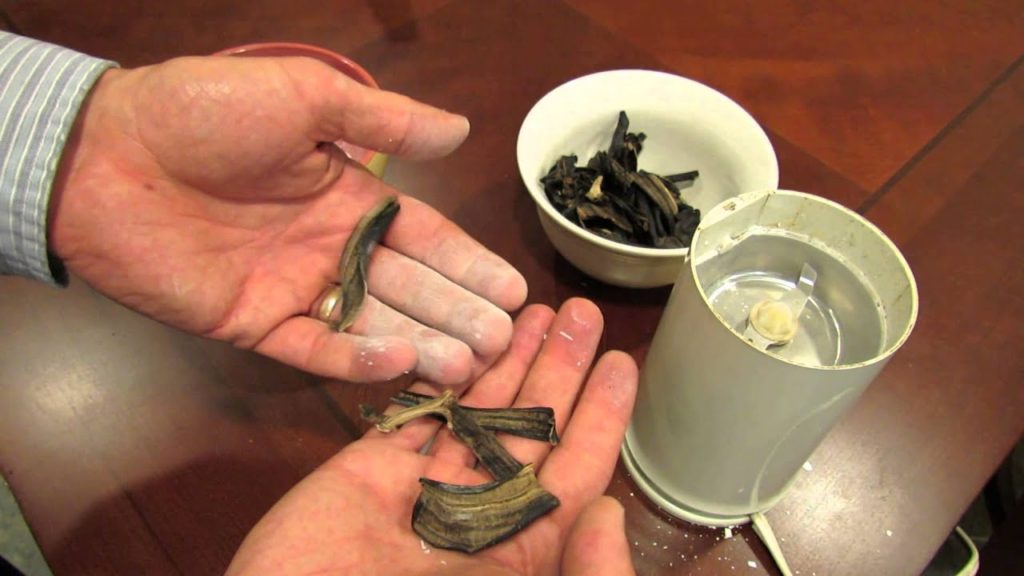 Gary Pilarchik: Making Eggshell & Banana Peel Organic Tomato Fertilizer: Blossom End Rot – The Rusted Garden 2013 Making Eggshell & Banana Peel Organic Tomato Fertilizer: Blossom End Rot - The Rusted Garden 2013