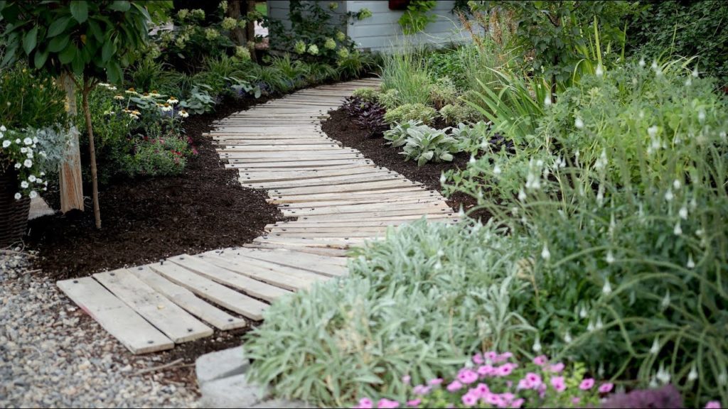 Pallet Walkway Inspiration 🌿