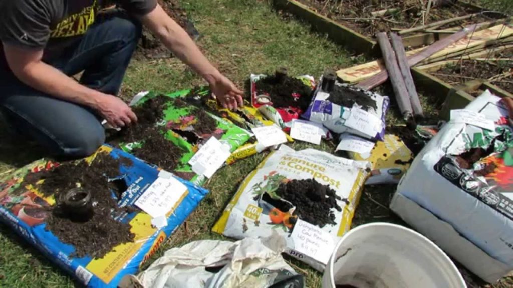 Gary Pilarchik: Filling Containers: Potting Mixes or Soil, Garden or Topsoil, Manure, Peat Moss Explained – MFG 2014 Filling Containers: Potting Mixes or Soil, Garden or Topsoil, Manure, Peat Moss Explained - MFG 2014