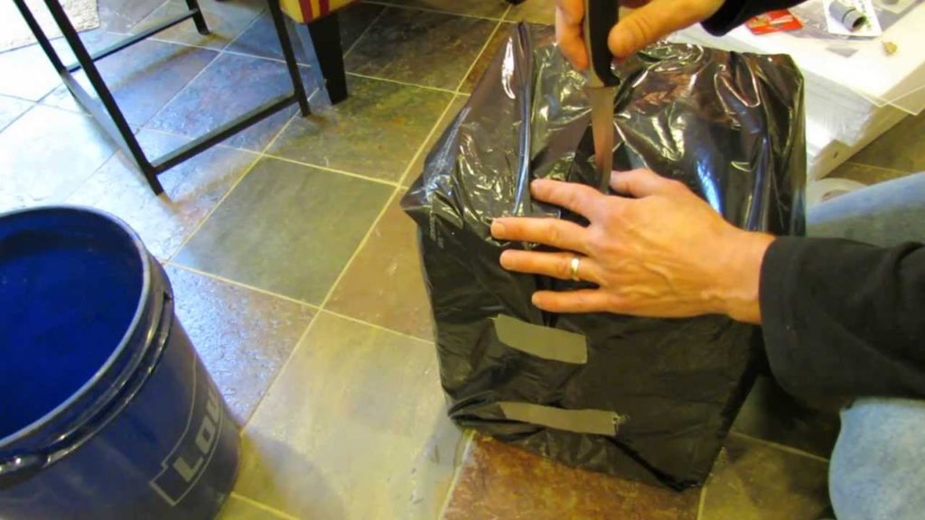 Gary Pilarchik: How to Make a Cheap Tomato Garden Container from a Cardboard Box: My 1st Vegetable Garden – MFG 2013 How to Make a Cheap Tomato Garden Container from a Cardboard Box: My 1st Vegetable Garden - MFG 2013