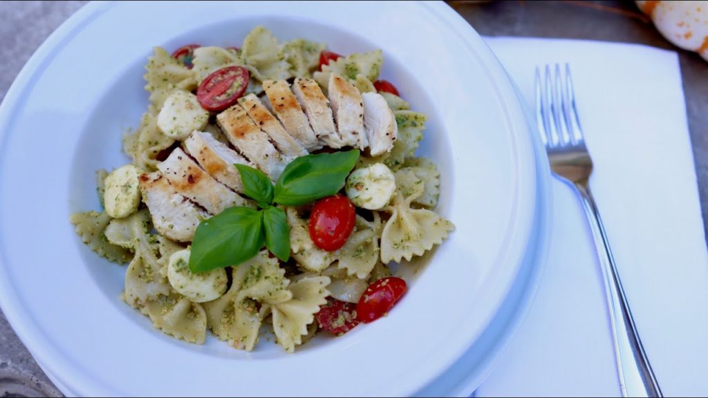 A Favorite of Mine! Pesto Chicken Pasta! 🍝🌿🤤// Garden Answer