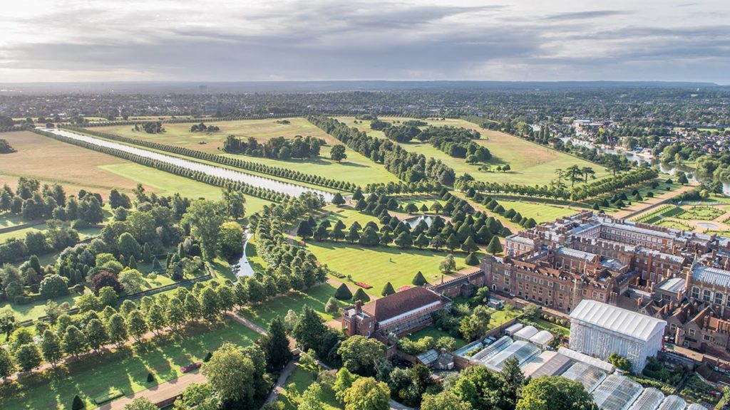 Hampton Court Palace Gardens: A Year in the Life Hampton Court Palace Gardens: A Year in the Life