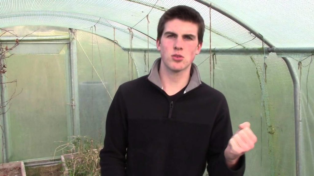 Huw Richards: Work out your Soil Type with the 'Squeeze Technique' Work out your Soil Type with the 'Squeeze Technique'