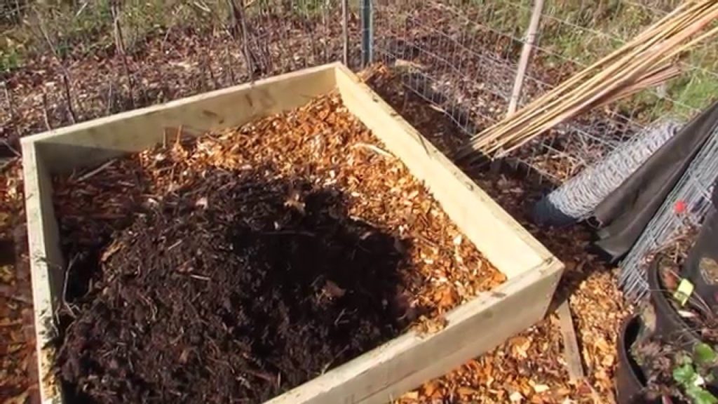 Gary Pilarchik: My Community Plot 2016 E-1: Building & Filling Raised Beds Using Layers: Wood Chips, Compost & More My Community Plot 2016 E-1: Building & Filling Raised Beds Using Layers: Wood Chips, Compost & More