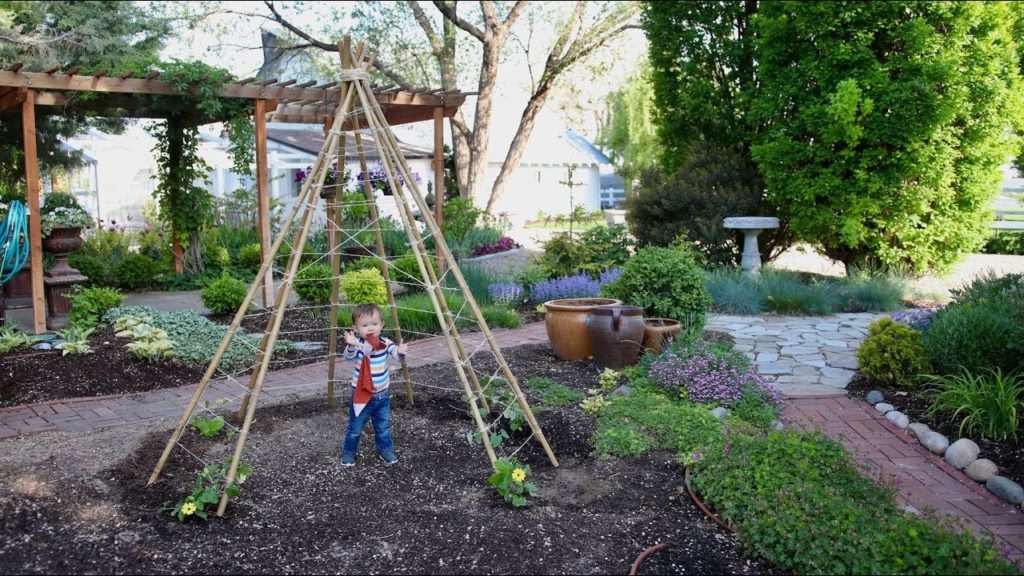 Making a Fun Trellis For Benjamin! 🌼💚// Garden Answer