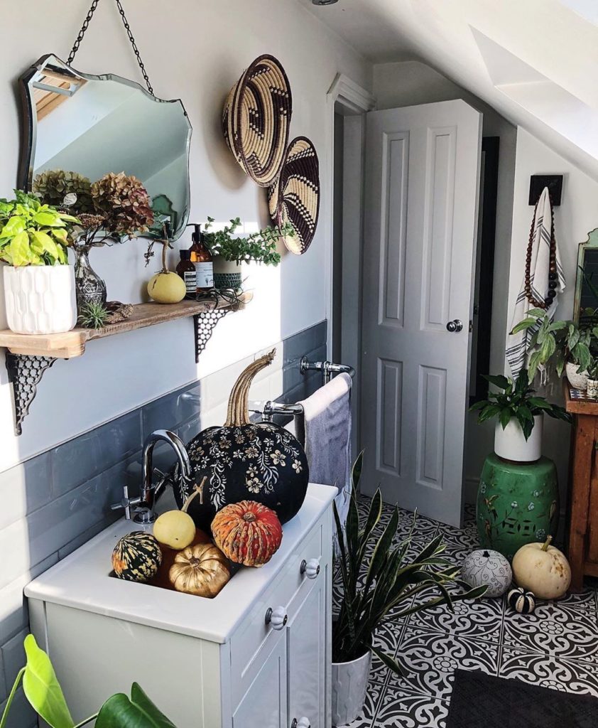 Pumpkins + plants = the perfect fall bathroom set up.  Photo via @theresagromski...