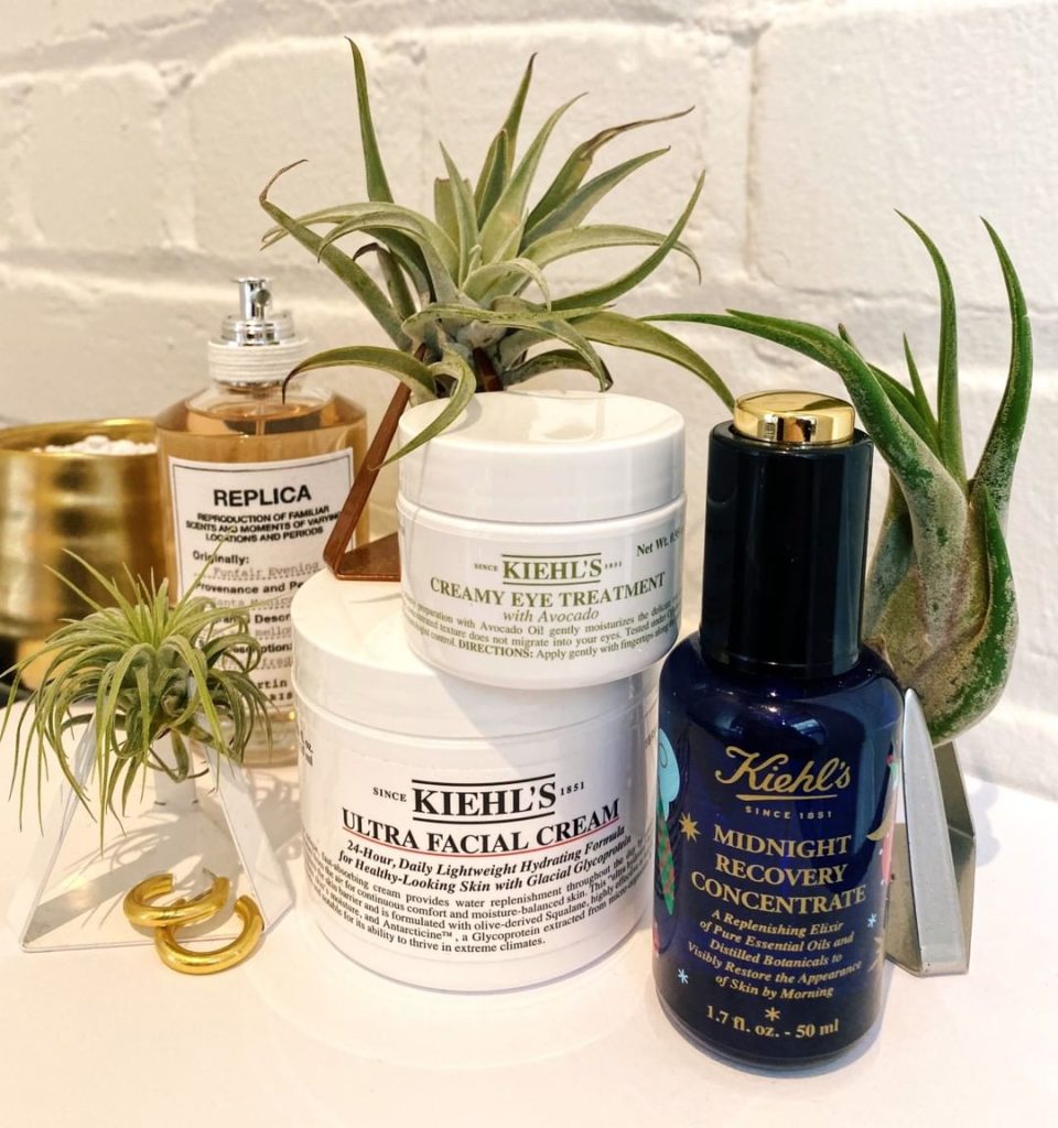 We're all for decking the halls, but why not deck out your #shelfie too? We're t...