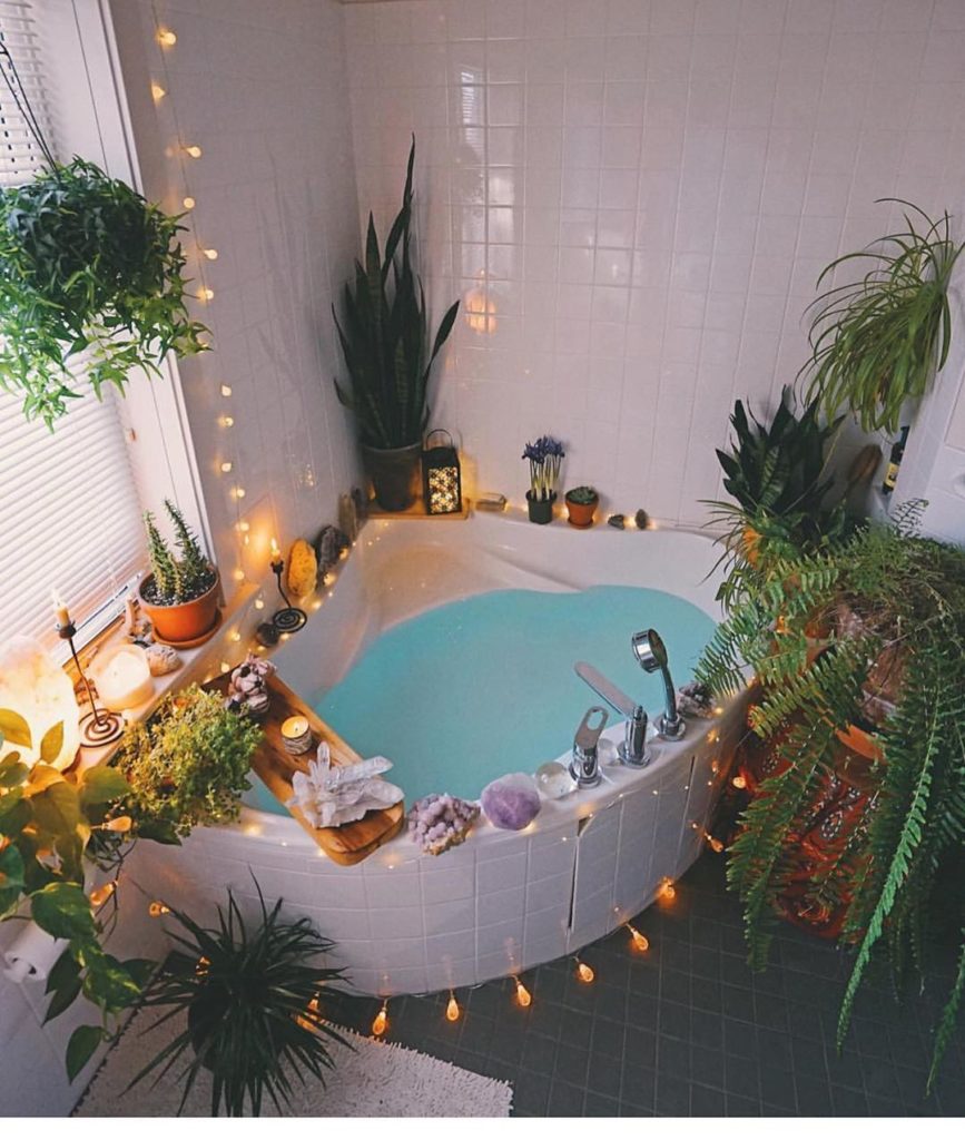 This bath tub situation from @enchanted.forest has us hankering for some tub tim...