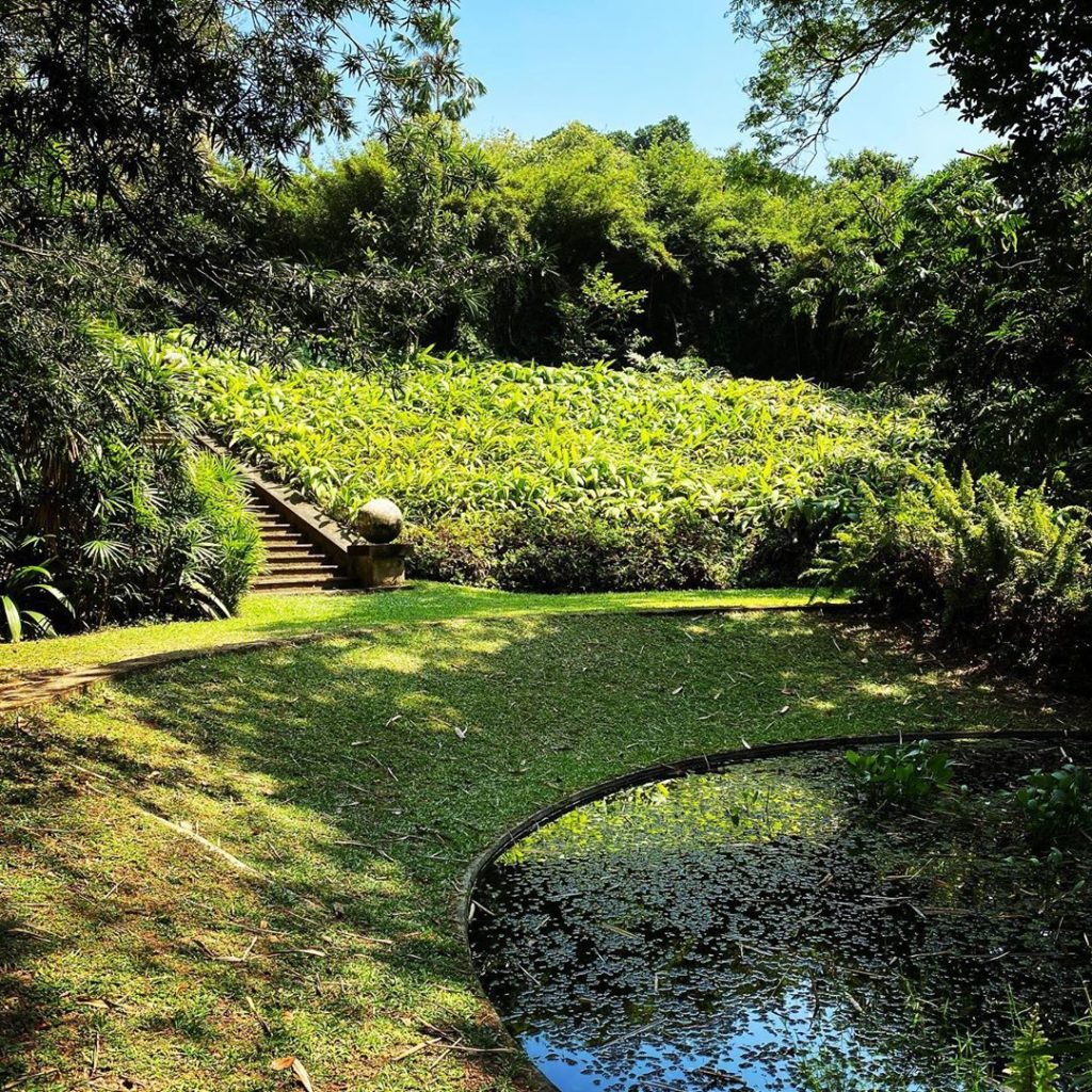 An inspiring and exciting day @ Bevis Bawa’s beautiful gardens #srilanka #geoffr...