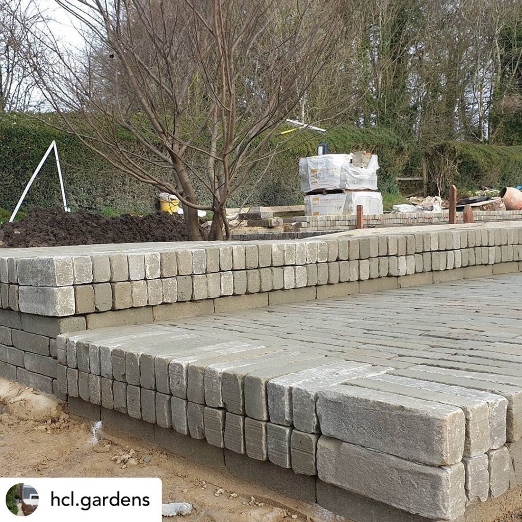 Great photo by @hcl.gardens of the step detail with #claypavers around the #swim...