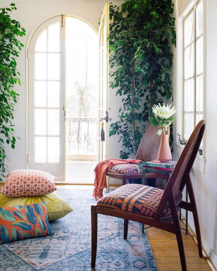 A serene Sunday moment featuring our #justinaforloloi Cielo in Sunset rug #junga...