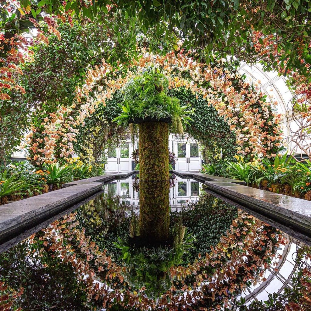 Flower Friday!
.
@jeffleatham created this show-stopping floral installation fo...