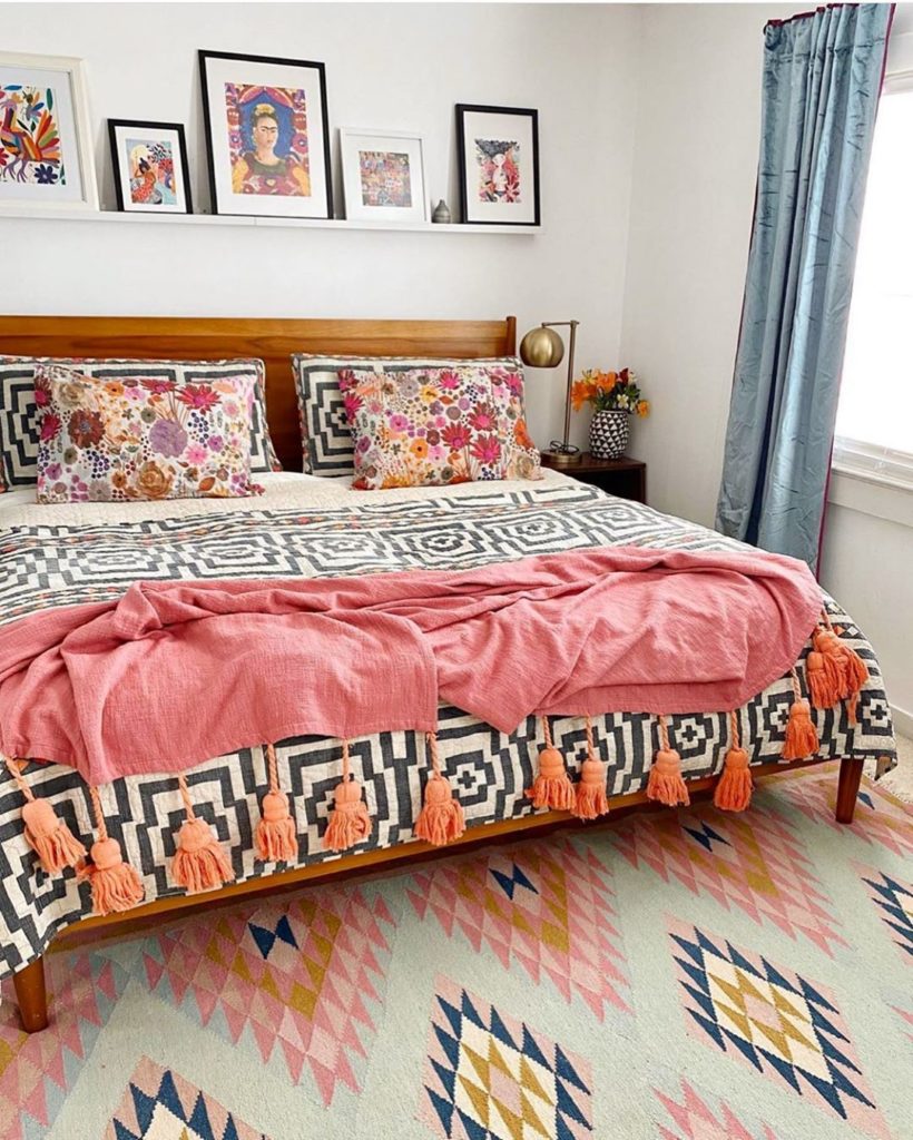 @hello_little_darling knows how to create a patternful bedroom... and we are her...