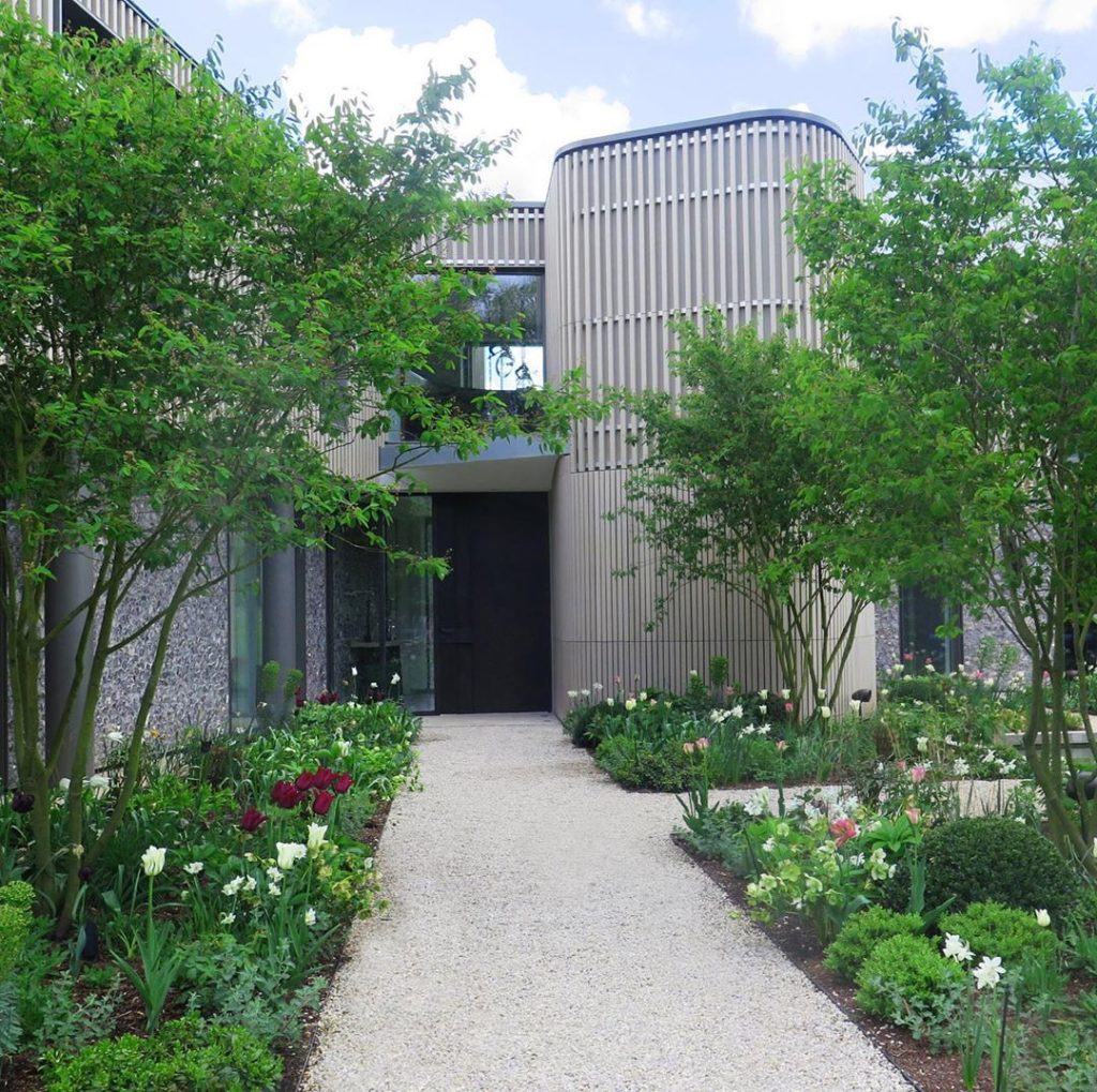 charlotterowegardens: We finished this large #garden around a newly built house in the #chilterns last… We finished this large #garden around a newly built house in the #chilterns last...