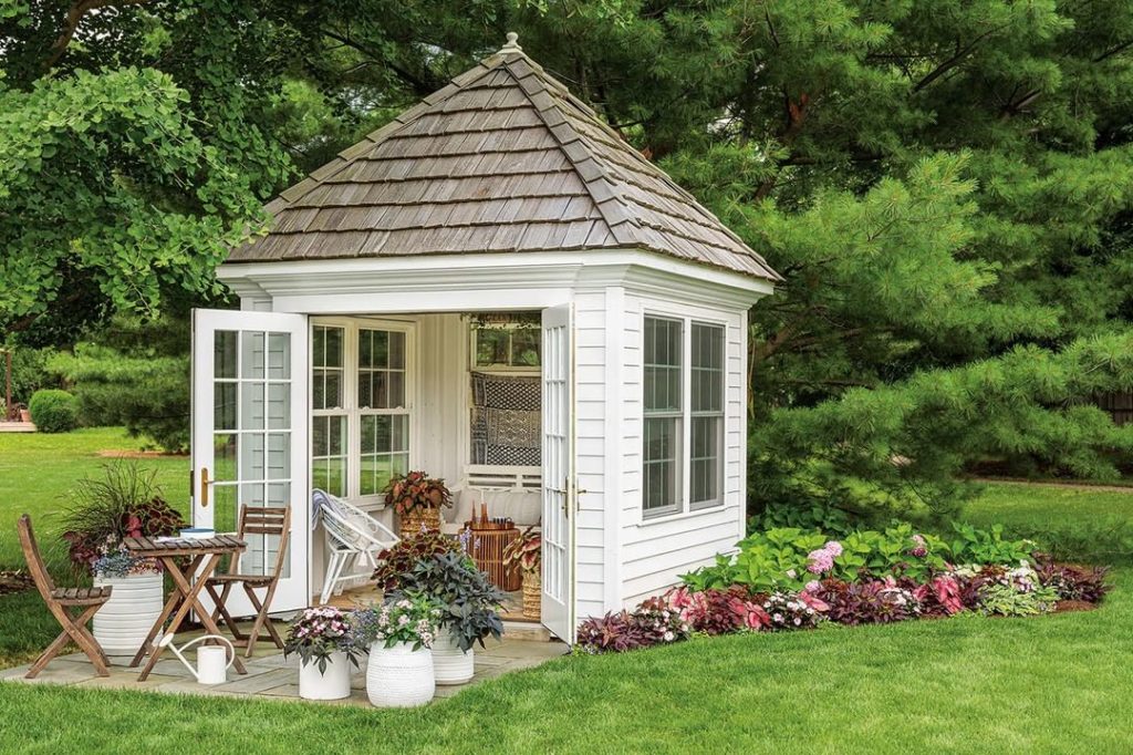 Now THIS is a "She Shed"
.
Notice how pink, purple and red shades were repeated ...