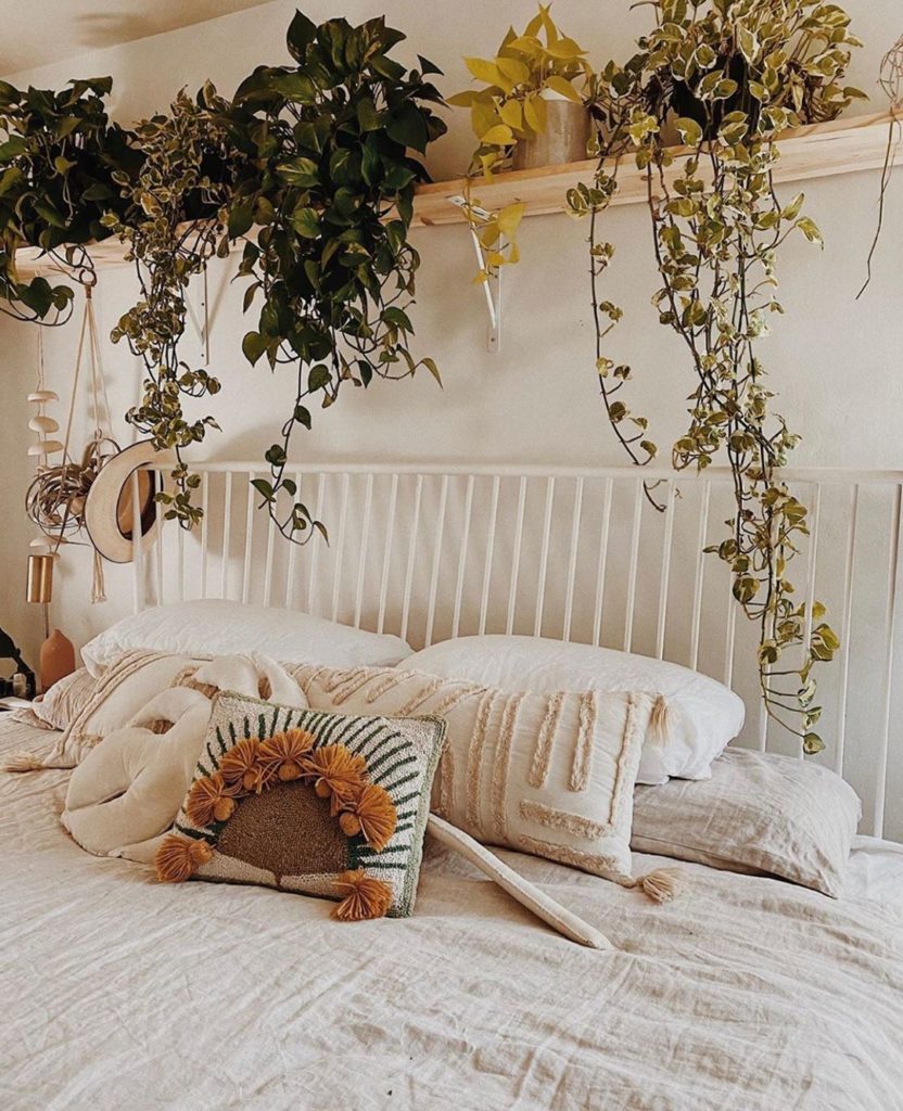 Can’t get enough of @nolongerwander’s plantastic bedroomSo dreamy! #jungalow...