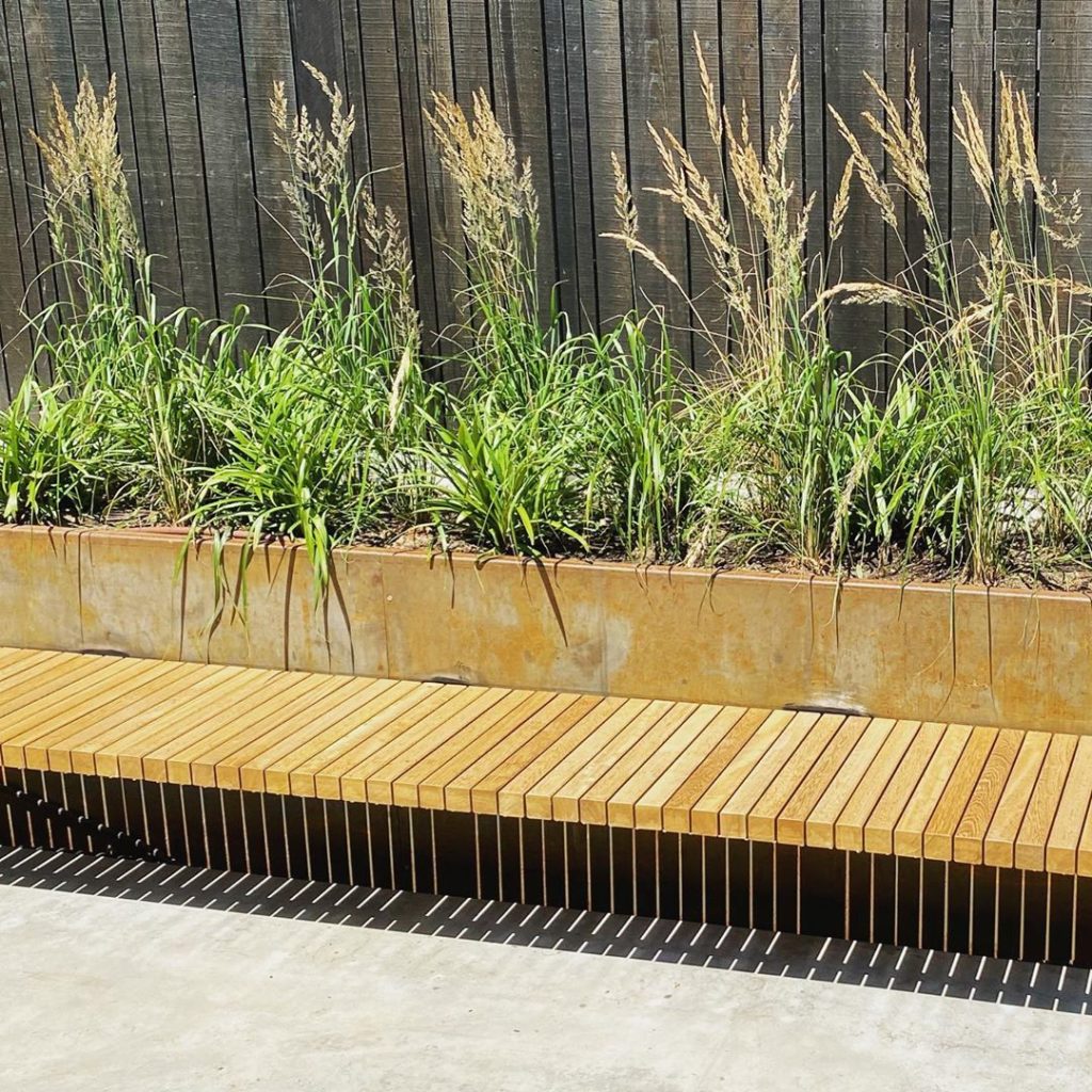 tommasseyuk: Loving the shadows cast by this freshly installed floating bench – team effort b… Loving the shadows cast by this freshly installed floating bench - team effort b...