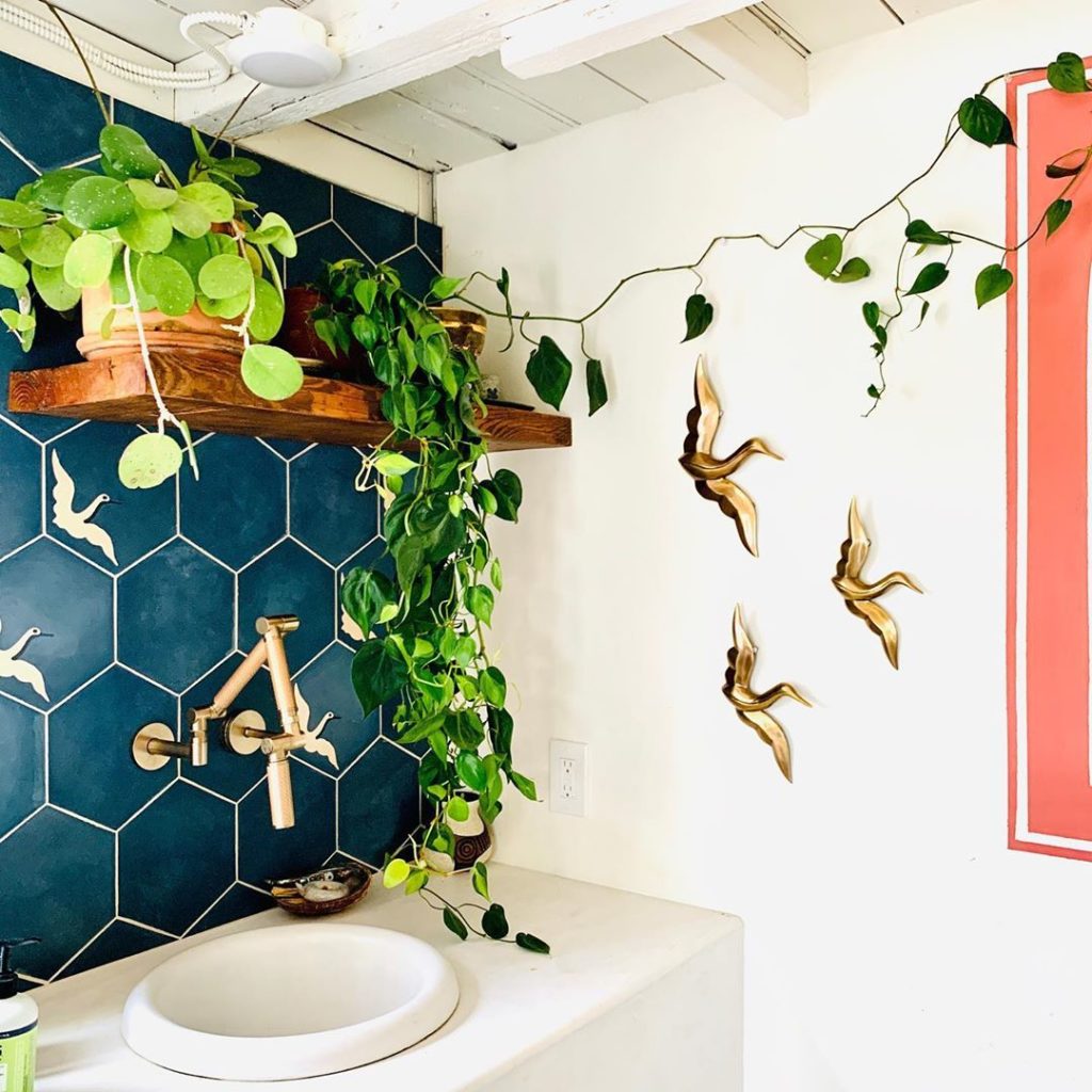 Birds flying high, you know how I feel
Sun in the sky, you know how I feel
Breez...