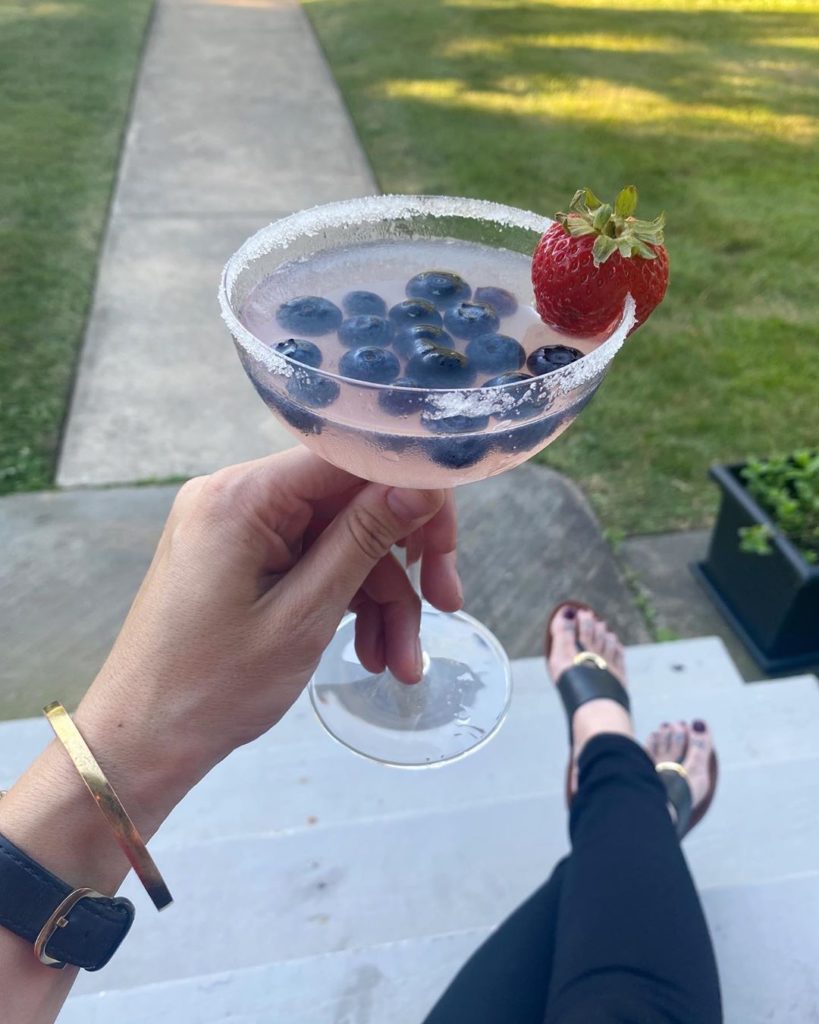 Celebrate the 4th of July weekend with this garden-inspired cocktail from @meghw...